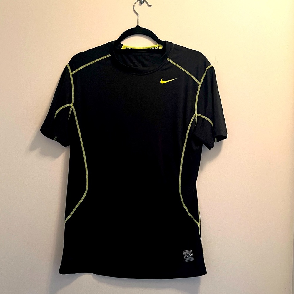 Nike Pro Combat Men’s athletic T-Shirt, Size M, Black